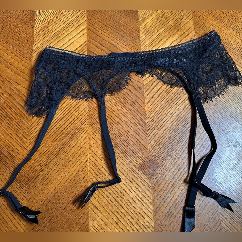 La Perla
Lace Onyx Suspender Belt - Picture 4 of 10